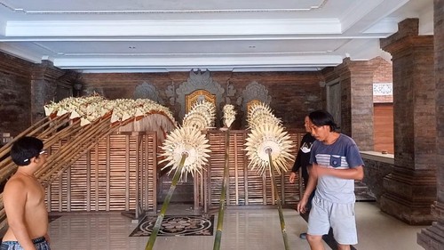 Pengerjaan penjor untuk G20 masih berlangsung di Banjar Celuk, Desa Adat Bualu, Kelurahan Benoa, Badung, Bali, Selasa (8/12/2022) sore.