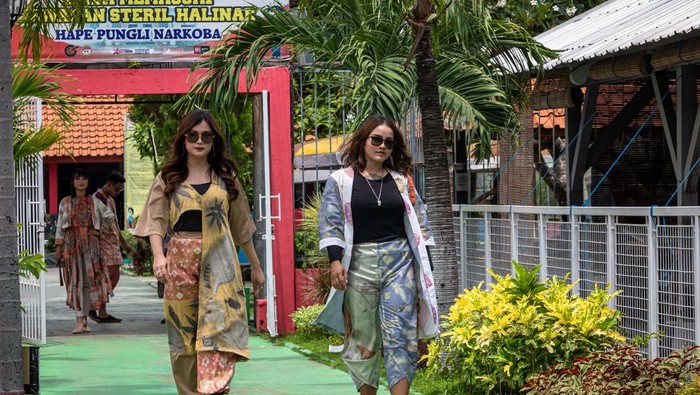 PERAGAAN BUSANA DI LAPAS PEREMPUAN KELAS IIA SEMARANG Sejumlah warga binaan bersama petugas lapas berkolaborasi saat peragaan busana di area Lembaga Pemasyarakatan Perempuan (LPP) Kelas II-A Bulu, Semarang, Jawa Tengah, Selasa (8/11/2022). Peragaan busana tersebut digelar sebagai upaya meningkatkan kepercayaan diri warga binaan agar setelah menyelesaikan masa hukuman mereka dapat hidup mandiri di tengah masyarakat serta dapat menghilangkan stigma negatif sebagai mantan narapidana. ANTARA FOTO/Aji Styawan/tom.