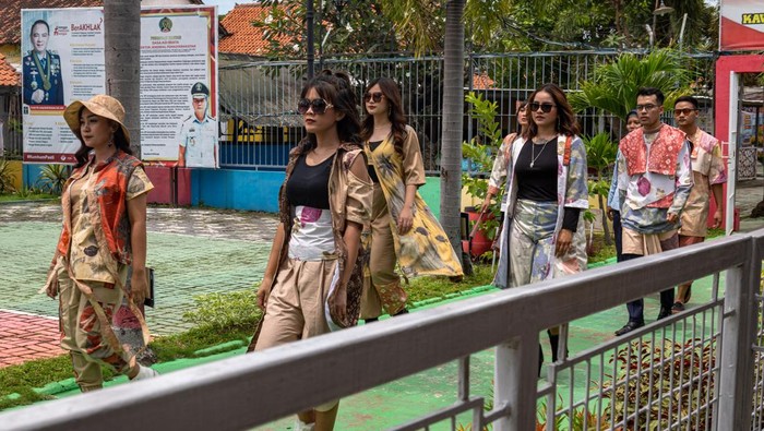 PERAGAAN BUSANA DI LAPAS PEREMPUAN KELAS IIA SEMARANG Sejumlah warga binaan bersama petugas lapas berkolaborasi saat peragaan busana di area Lembaga Pemasyarakatan Perempuan (LPP) Kelas II-A Bulu, Semarang, Jawa Tengah, Selasa (8/11/2022). Peragaan busana tersebut digelar sebagai upaya meningkatkan kepercayaan diri warga binaan agar setelah menyelesaikan masa hukuman mereka dapat hidup mandiri di tengah masyarakat serta dapat menghilangkan stigma negatif sebagai mantan narapidana. ANTARA FOTO/Aji Styawan/tom.