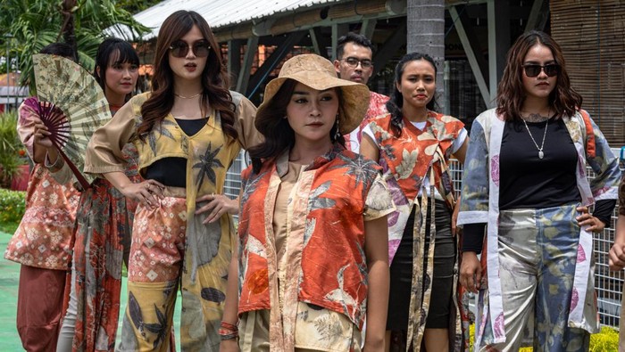 Sejumlah warga binaan bersama petugas lapas berkolaborasi saat peragaan busana di area Lembaga Pemasyarakatan Perempuan (LPP) Kelas II-A Bulu, Semarang, Jawa Tengah, Selasa (8/11/2022). Peragaan busana tersebut digelar sebagai upaya meningkatkan kepercayaan diri warga binaan agar setelah menyelesaikan masa hukuman mereka dapat hidup mandiri di tengah masyarakat serta dapat menghilangkan stigma negatif sebagai mantan narapidana. ANTARA FOTO/Aji Styawan/tom.