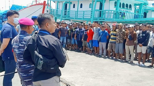 Komandan Lanal (Danlanal) Denpasar Kolonel Marinir I Dewa Nyoman Gede Rake Susilo  S.E., selaku Dansubsatgaspam Pelabuhan saat melakukan sosialisasi dan inspeksi kepada ratusan ABK dan nelayan di Pelabuhan Benoa, Selasa (8/11/2022)