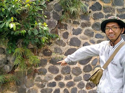 Petugas Badan Geologi Kementerian ESDM mengecek penurunan tanah di Stadion Hogeng, Kecamatan Pekalongan Barat, Kota Pekalongan, Selasa (8/11/2022).