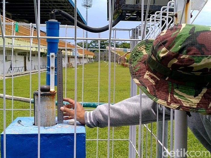 Petugas Badan Geologi Kementerian ESDM mengecek penurunan tanah di Stadion Hogeng, Kecamatan Pekalongan Barat, Kota Pekalongan, Selasa (8/11/2022).