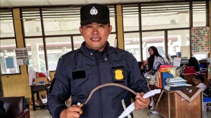 Polisi mengamankan celurit yang dibawa seorang siswa SMP di Sukabumi