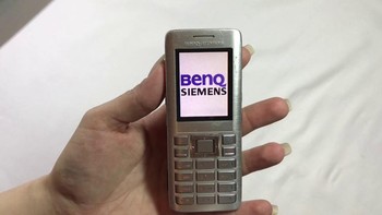BenQ pada tahun 2005 membeli divisi ponsel Siemens dan mencoba membangkitkannya. Akan tetapi usaha mereka gagal total dan divisi ponsel BenQ tutup pada tahun 2006. Foto: YouTube