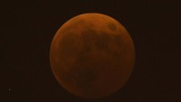 Dilansir situs Badan Meteorologi, Klimatologi, dan Geofisika (BMKG), gerhana bulan adalah peristiwa cahaya matahari yang tidak semuanya sampai ke bulan akibat terhalang oleh bumi. 