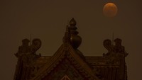 Gerhana bulan terjadi akibat dinamisnya pergerakan posisi matahari, bumi, dan bulan.