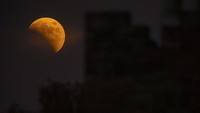 Gerhana bulan total terjadi pada saat fase purnama dan dapat diprediksi sebelumnya.