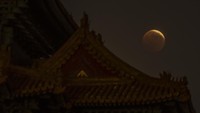 Gerhana bulan total membuat bulan masuk ke bayangan inti atau umbra bumi. Hal ini menyebabkan bulan terlihat berwarna merah saat puncak gerhana terjadi atau yang disebut dengan Blood Moon.