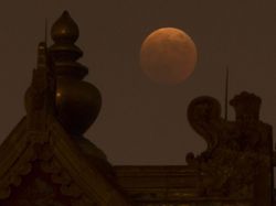 Penampakan Gerhana Bulan Total di Berbagai Negara