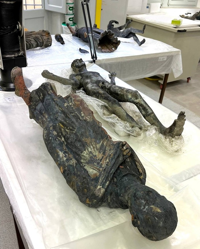 Newly discovered 2,300-year-old bronze statues are displayed at a laboratory in Grosseto, Italy, in this handout photo obtained by Reuters on November 8, 2022. Ministero della Cultura/Handout via REUTERS ATTENTION EDITORS THIS IMAGE HAS BEEN SUPPLIED BY A THIRD PARTY. NO ARCHIVES. NO RESALES