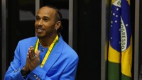 Lewis Hamilton mengunci gelar F1 pertamanya di GP Brasil yang berlangsung di Sirkuit Interlagos, November 2008. Kemenangan ini dramatis karena Hamilton menyalip Timo Glock di lap terakhir untuk finis di urutan lima. Meski balapan dimenangkan Felipe Massa yang merupakan rival utama, namun koleksi poin akhir Hamilton (98 poin) lebih banyak dari Massa (97 poin).