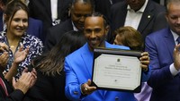Juara dunia tujuh kali Formula 1 Lewis Hamilton diangkat menjadi warga negara kehormatan Brazil oleh majelis rendah Kongres negara itu.