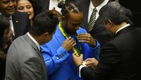 Pembalap kelahiran Inggris itu mendedikasikan kehormatan itu kepada idola masa kecilnya, mendiang juara dunia tiga kali asal Brazil Ayrton Senna.