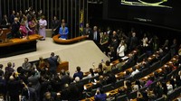 Pembalap Mercedes asal Inggris, Lewis Hamilton, berbicara kepada para penggemar dan anggota parlemen di Chamber of Deputies selama upacara di mana ia menerima gelar Warga Kehormatan Brasil di Brasilia, Brasil, Senin, (7/11/2022).