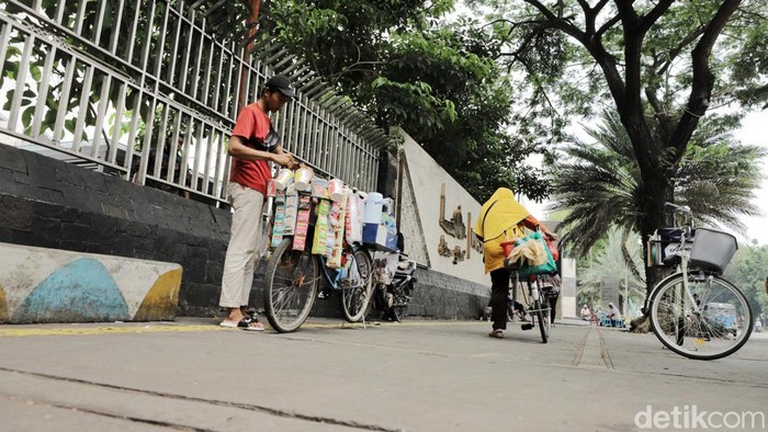 Sejumlah pedagang kaki lima (PKL) berjualan di kawasan Masjid Istiqlal, Jakarta, Selasa (8/11/2022). Rencananya Pemkot Jakarta Pusat akan menata kawasan Istiqlal dari keberadaan PPKS dan PKL liar.