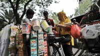 Rencananya Pemkot Jakarta Pusat akan menata kawasan Istiqlal dari keberadaan Pemerlu Pelayanan Kesejahteraan Sosial (PPKS) dan PKL liar. Hal itu dalam rangka persiapan menjelang Konferensi Tingkat Tinggi Group of Twenty (KTT G20).