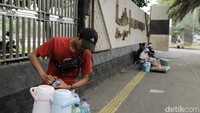 Sekretaris Kota Administrasi Jakarta Pusat Iqbal Akbarudin mengatakan, pihaknya akan menata kawasan Masjid Istiqlal dari keberadaan PPKS dan PKL liar. Dia berharap kawasan Jakarta dapat menjadi lebih tertib.