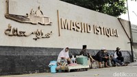 Sejumlah pedagang kaki lima (PKL) berjualan di kawasan Masjid Istiqlal, Jakarta, Selasa (8/11/2022).
