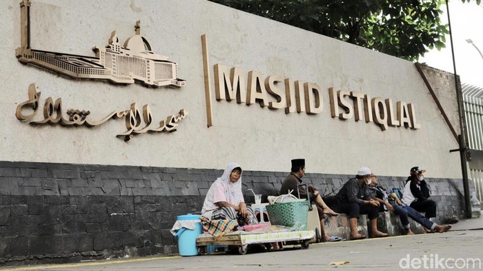 Sejumlah pedagang kaki lima (PKL) berjualan di kawasan Masjid Istiqlal, Jakarta, Selasa (8/11/2022). Rencananya Pemkot Jakarta Pusat akan menata kawasan Istiqlal dari keberadaan PPKS dan PKL liar.