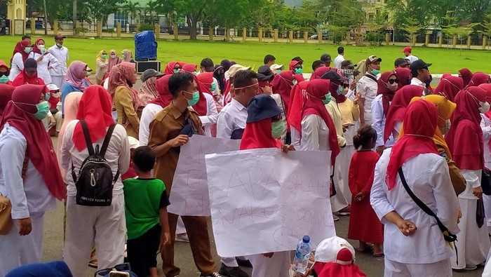 Potret Ratusan Nakes Dompu Demo minta Formasi di seleksi ASN PPPK 2022, Selasa (8/11/2022).