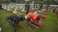 Sejumlah personel TNI dari Korem 064/Maulana Yusuf Banten membersihkan area Taman Makam Pahlawan (TMP) Ciceri di Kota Serang, Banten, Selasa (8/11/2022).
