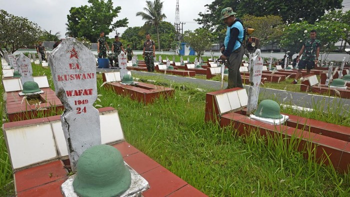 Potret TNI Bersih-bersih Makam Jelang Hari Pahlawan Sejumlah personel TNI dari Korem 064/Maulana Yusuf Banten membersihkan area Taman Makam Pahlawan (TMP) Ciceri di Kota Serang, Banten, Selasa (8/11/2022). Kegiatan tersebut dilangsungkan dalam rangka menyambut peringatan Hari Pahlawan Nasional. ANTARA FOTO/Asep Fathulrahman/aww.