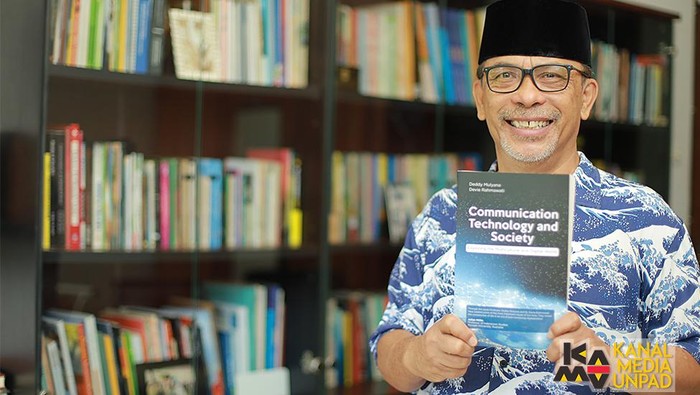 Prof Deddy Mulyana, guru besar ilmu komunikasi Unpad yang menghasilkan lebih dari 50 judul buku