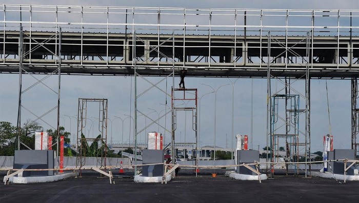 PROGRES PEMBANGUNAN TOL CIBITUNG-CILINCING SEKSI 4 Petugas menggunakan alat berat menyelesaikan pembangunan Jalan Tol Cibitung-Cilincing (JTCC) seksi 4 di Marunda, Jakarta Utara, Senin (7/11/2022). Pembangunan Tol JTCC seksi 4 ruas Tarumajaya-Cilincing sepanjang 7,28 Km saat ini progres pembangunannya telah mencapai 87,23 persen dan ditargetkan dapat beroperasi pada awal tahun 2023. ANTARA FOTO/ Fakhri Hermansyah/hp.