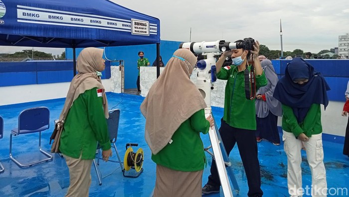 Proses pemantauan gerhana bulan total di Kantor BMKG Makassar.