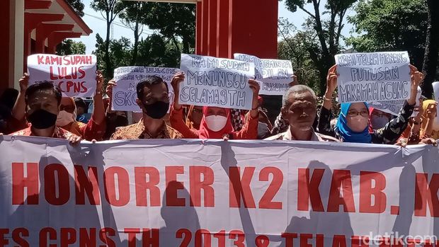 Puluhan orang tenaga honorer K2 menggelar aksi damai di kantor Pemkab Klaten, Selasa (8/11/2022).