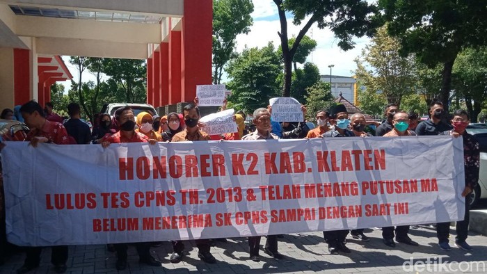 Puluhan orang tenaga honorer K2 menggelar aksi damai di kantor Pemkab Klaten, Selasa (8/11/2022).