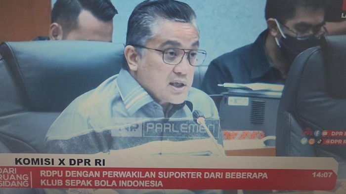 Rapat Dengar Pendapat Umum (RDPU) yang digelar Komisi X DPR RI bersama seluruh suporter Indonesia. Salah satu yang hadir suporter PSM.