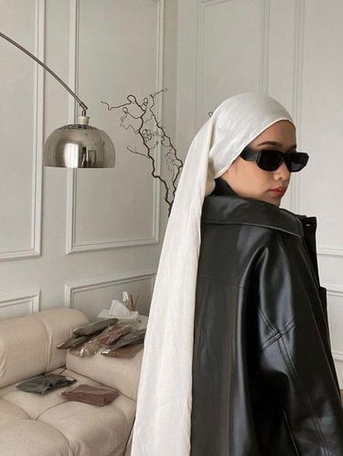 Rekomendasi warna hijab yang cocok untuk baju hitam.