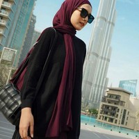 Baju Hitam Cocok Jilbab Warna Apa? Ini 10 Pilihan Agar Look Makin Stylish