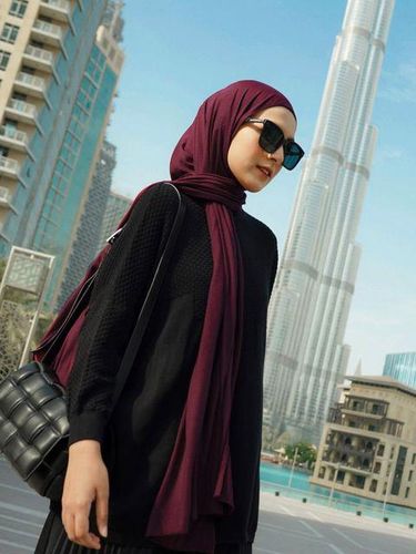 Rekomendasi warna hijab yang cocok untuk baju hitam.