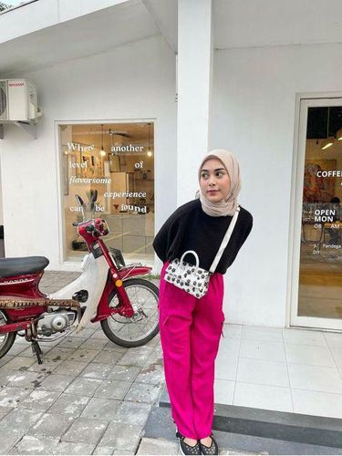 Rekomendasi warna hijab yang cocok untuk baju hitam.