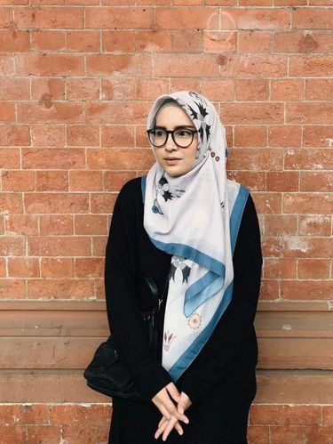 Rekomendasi warna hijab yang cocok untuk baju hitam bikin kamu terlihat stylist.