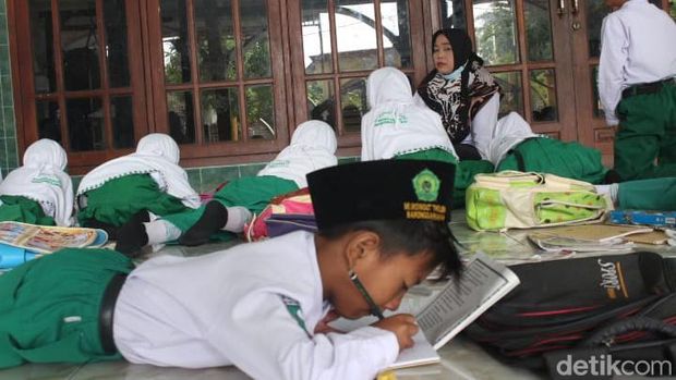 ruang kelas MI di Jombang rusak diterjang angin kencang