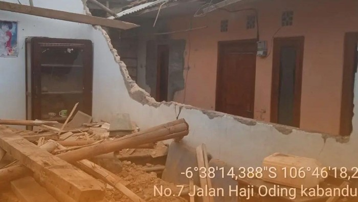 Rumah warga di Kecamatan Tamansari, Kabupaten Bogor, ambruk diterjang angin kencang (dok BPBD Kabupaten Bogor).