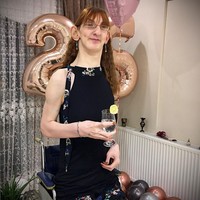 Rumeysa yang berasal dari provinsi Karabuk, Turki, memiliki kondisi genetik langka yang disebut Weaver Syndrome. Kondisi ini mempercepat pertumbuhannya dan membuat bagian tubuhnya jauh lebih besar dibandingkan ukuran manusia normal. Foto: Instagram/@rumeysagelgi