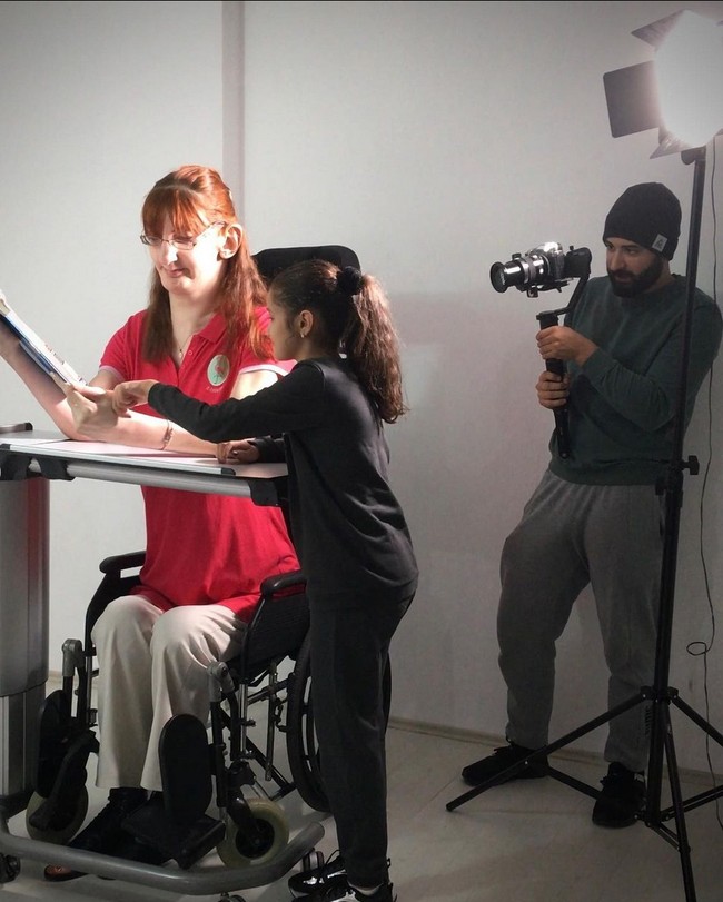 Akibat kondisinya tersebut, mobilitas Rumeysa terbatas. Dia masih bisa berjalan tapi dengan bantuan alat dan lebih banyak menjalani aktivitas di kursi roda. Foto: Instagram/@rumeysagelgi