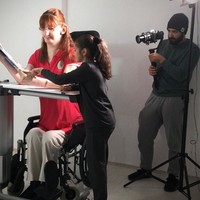 Akibat kondisinya tersebut, mobilitas Rumeysa terbatas. Dia masih bisa berjalan tapi dengan bantuan alat dan lebih banyak menjalani aktivitas di kursi roda. Foto: Instagram/@rumeysagelgi