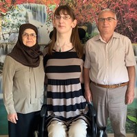 Rumeysa Gelgi menjalani kehidupan remajanya dengan banyak tantangan. Ia kerap diejek dan dilecehkan orang sekitarnya dulu karena penampilannya yang berbeda. Foto: Instagram/@rumeysagelgi