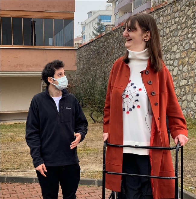 Seperti inilah perbedaan tinggi Rumeysa dengan orang yang memiliki tinggi badan rata-rata. Foto: Instagram/@rumeysagelgi