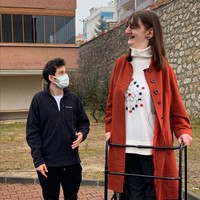 Seperti inilah perbedaan tinggi Rumeysa dengan orang yang memiliki tinggi badan rata-rata. Foto: Instagram/@rumeysagelgi