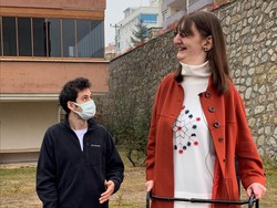 9 Foto Wanita Tertinggi Dunia Pertama Kali Naik Pesawat