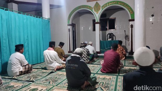 Salat gerhana bulan di Ciamis.