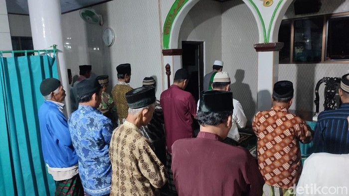 Salat gerhana bulan di Ciamis.
