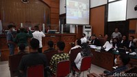Total akan ada 13 saksi yang memberikan keterangan di sidang hari ini.